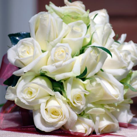 How and Why to Send Bouquets of White Roses