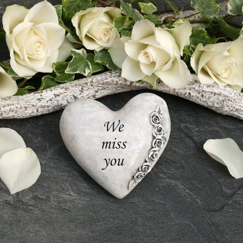 What to Write on Funeral Flowers for a Person you Care About?