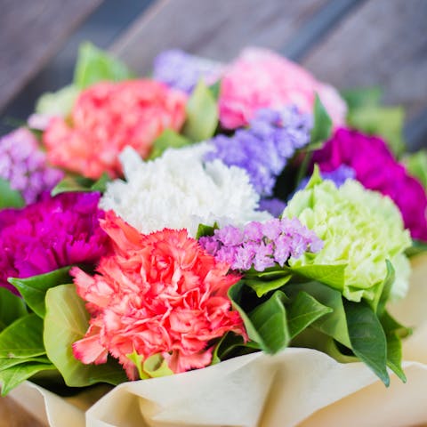 How to Send Flowers to Someone: Order Beautiful and Bright Floral Arrangements